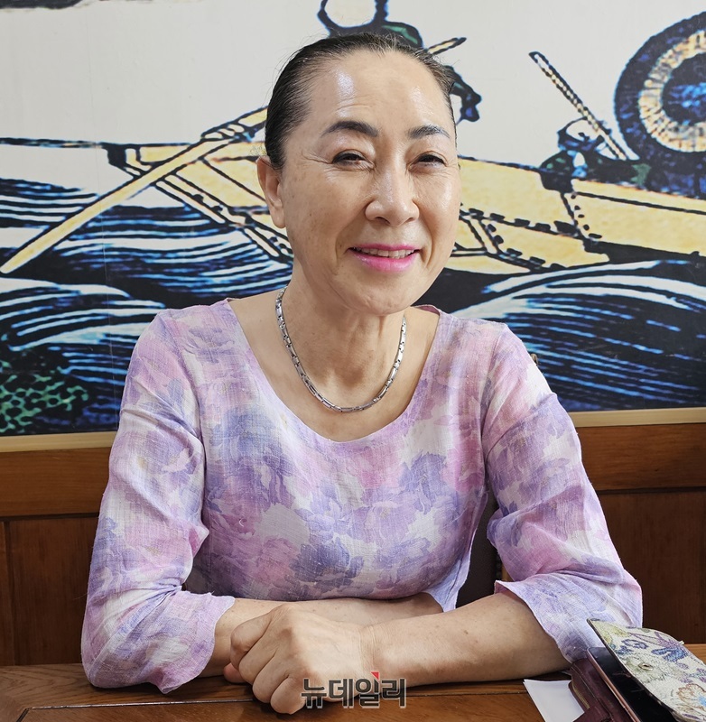 ▲ 이명숙  제30회 청주 직지전국명인대전 시조경연대회 집행위원장이 뉴데일리와 인터뷰를 하고 있다.ⓒ김정원 기자