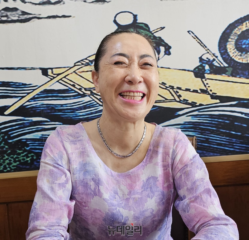 ▲ 이명숙 제30회 청주직지 전국명인대전 시조경연대회 집행위원장이 인터뷰 도중 밝게 웃고 있다.ⓒ김정원 기자