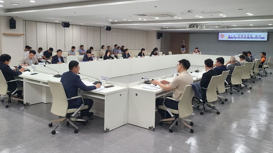 ▲ 고광완 광주시행정부시장이 8일 시청 중회의실에서 열린 금호타이어 화재 피해 대응을 위한 민·관합동특별팀(TF) 제5차 전체위원회 회의에 참석, 특별팀(TF)의 주요 추진성과를 공유하고 향후 대응방안을 모색했다.ⓒ광주광역시 제공