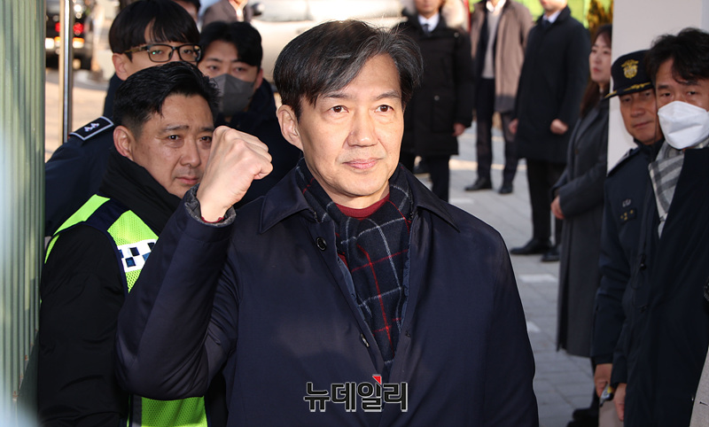 ▲ 자녀 입시 비리와 청와대 감찰 무마 혐의로 대법원으로부터 징역 2년 실형을 확정받은 조국 전 조국혁신당 대표가 지난해 12월16일 오전 경기 의왕 서울구치소에 수감되기 전 지지자들에게 인사를 하고 있다.ⓒ경기 의왕=서성진 기자