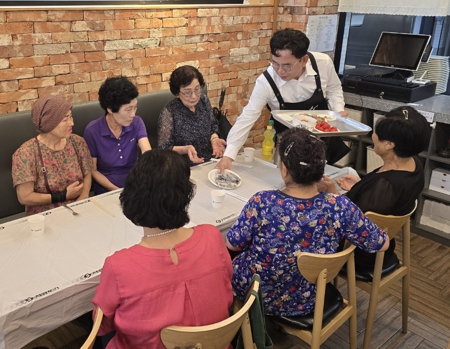 ▲ ㈜서원토건과 ㈜서원이앤에이 김진환 대표가 지역 어르신에게 음식을 대접하고 있다.ⓒ㈜서원토건·㈜서원이앤에이