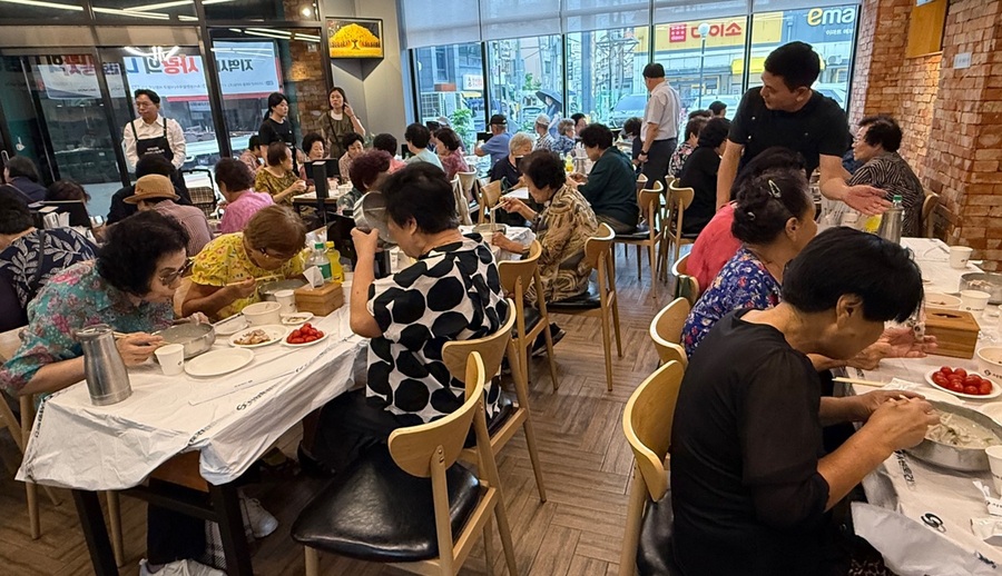 ▲ 지역 어르신들이 ㈜서원토건과 ㈜서원이앤에이 제공한 음식을 먹고 있다.ⓒ㈜서원토건·㈜서원이앤에이