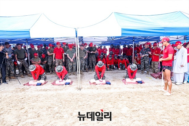 ▲ 전우회 인명구조팀이 고난도 구조 시범과 심폐소생술(CPR), 자동제세동기(AED) 실습 교육응 실시하고 있다.ⓒ뉴데일리