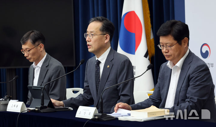 ▲ 이형일 기획재정부 1차관이 지난 29일 세종시 정부세종청사에서 2025년 세제개편안을 발표하고 있다. ⓒ뉴시스