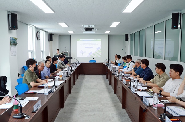 ▲ 강원도 태백시(시장 이상호)와 한국농어촌공사 강릉지사가 지난 8일 태백시 농업기술센터에서 태백 노지스마트 농업 시범사업 '시설장비 스마트화' 분야 착수보고회를 개최했다. 이번 보고회는 지역 대표 작물인 고랭지 여름배추의 데이터 기반 노지 스마트 영농모델 구축을 위해 마련됐다. 보고회에서는 매봉산 배추재배단지 등에 도입될 자동관수·관비 시스템 구축, 데이터 디지털 정보시스템 구축, 실증단지 구축 등의 계획이 공유됐다. 이상호 태백시장은 