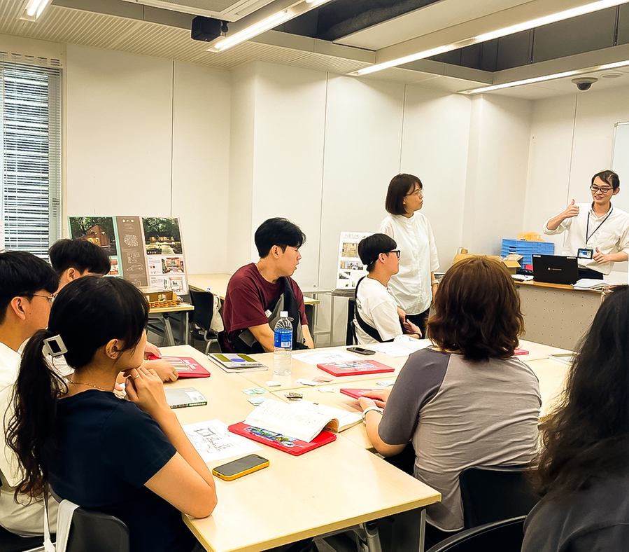 ▲ 영진전문대학교(총장 최재영) 인테리어디자인과는 ‘아소 건축&디자인 전문학교’를 방문해 일본 학생들의 작품을 살펴보고 교육 커리큘럼을 비교 분석하며 한일 실내건축 문화의 특징을 이해하는 시간을 가졌다.ⓒ영진전문대