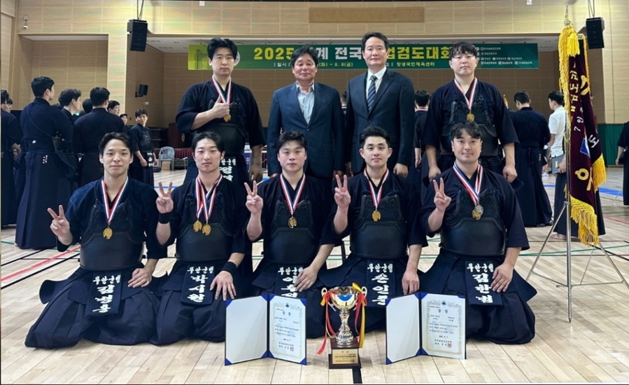 ▲ 무안군청 검도팀이  지난 5일부터 8일까지 경남 창녕국민체육센터에서 열린  '2025하계전국실업검도대회'에서 단체전 우승·개인전 준우승·최우수감독상 3관왕을 차지했다ⓒ무안군 제공