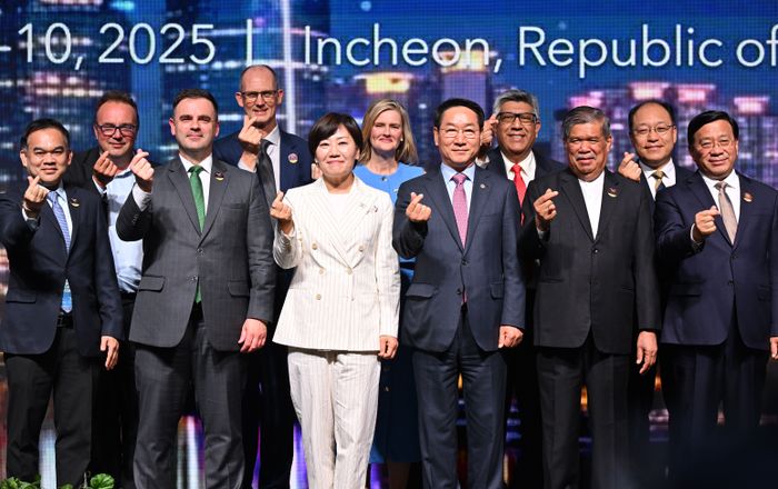 ▲ 유정복(가운데) 인천시장이 9일 파라다이스시티에서 열린 'APEC(아시아태평양경제협력체) 2025 식량안보 장관회의'에서 참석자들과 기념 촬영을 하고 있다.ⓒ인천시 제공