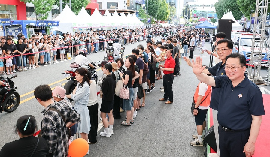 ▲ 이장우 대전시장이 10일 조원휘 대전시의장과 함께 대전 0시 축제 3일 차 시민들과 미래존·시간여행 퍼레이드를 함께 관람하고, 스태프·자원봉사자들을 격려했다. 이 시장은 안전하고 깨끗한 ‘3무 축제’ 실현과 다양한 공연 관람을 당부했다.ⓒ대전시