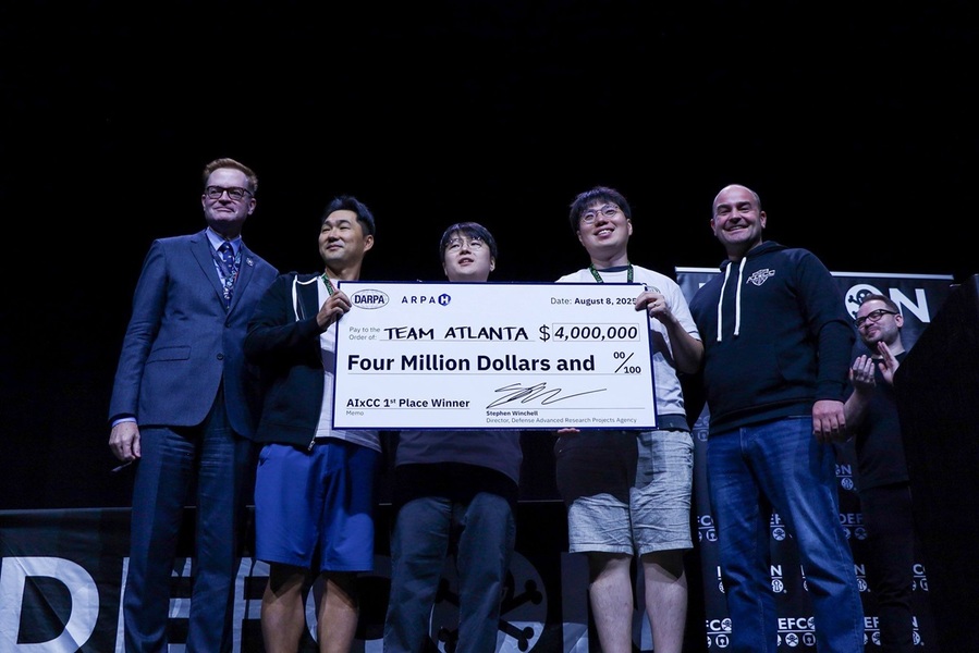▲ KAIST와 POSTECH, 조지아공과대학교 연합팀 ‘팀 애틀랜타(Team Atlanta)’가 미국 라스베이거스에서 열린 세계 최대 해킹 콘퍼런스 ‘DEF CON 33’의 DARPA 주관 ‘AI 사이버 챌린지(AIxCC)’에서 2위와 170점 넘는 격차로 압승을 거두며 최종 우승했다. 상금  55억 원을 거머쥔 팀은 AI 기반 자율 사이버 방어 기술의 세계 최고 수준을 입증했다. 사진은 시상식 장면.ⓒKAIST