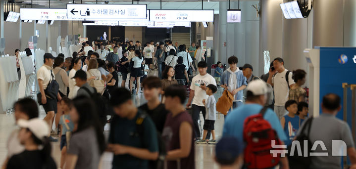 ▲ 여름 휴가철인 지난달 29일 서울 강서구 김포국제공항에서 여행객들이 탑승 수속을 밟고 있다. ⓒ뉴시스