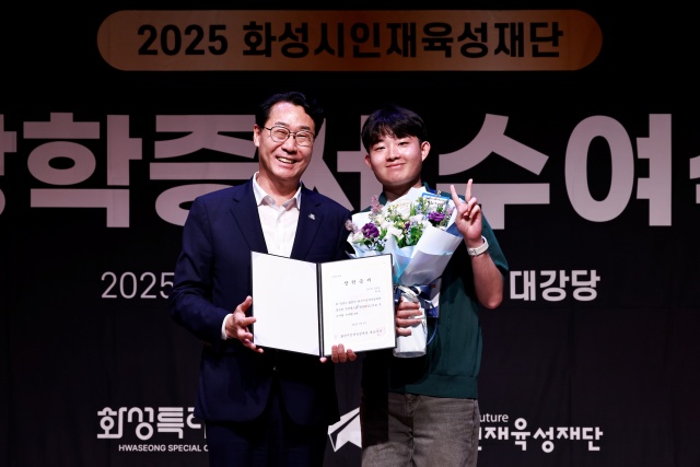 ▲ 정명근 화성시장이 꿈드림 장학생으로 선발된 학생에게 장학증서를 수여하고 기념촬영을 하고 있다ⓒ화성시 제공