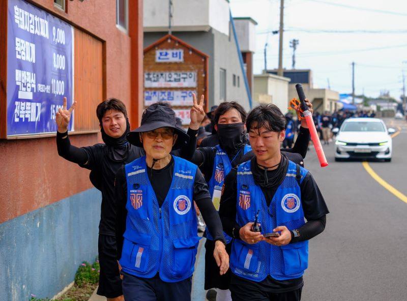 ▲ 유길상 총장이 국토대장장에 나선 학생들과 함께 걷고 있다.ⓒ한기대