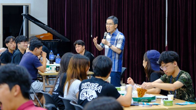 ▲ 유길상 총장이 국토대장정에 나선 학생들과 함께 걷기를 마친 뒤 숙소에서 간담회를 갖고 있다.ⓒ한기대