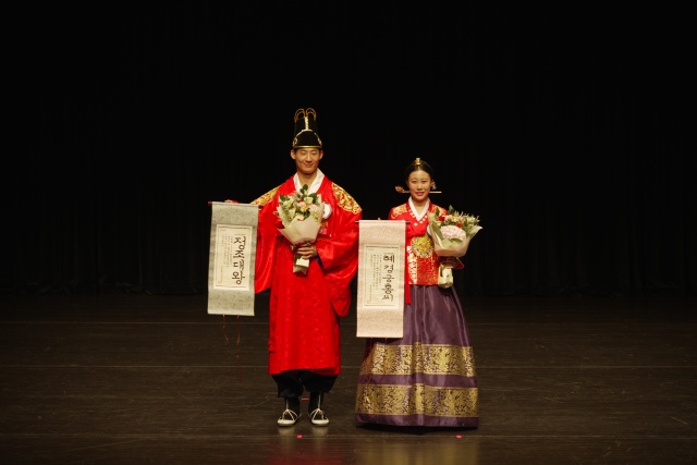▲ 정조대왕으로 선발된 김주한, 헤경궁 홍씨로 선발된 한예진ⓒ화성시 제공