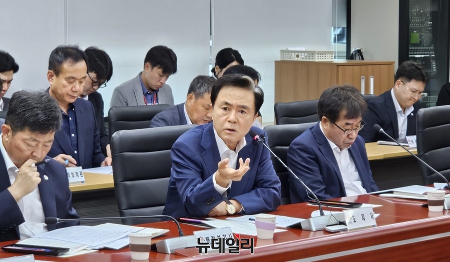 ▲ 김태흠 충남도지사는 11일 오전 도청에서 실국원장회의를 주재하고 있다.ⓒ김정원 기자