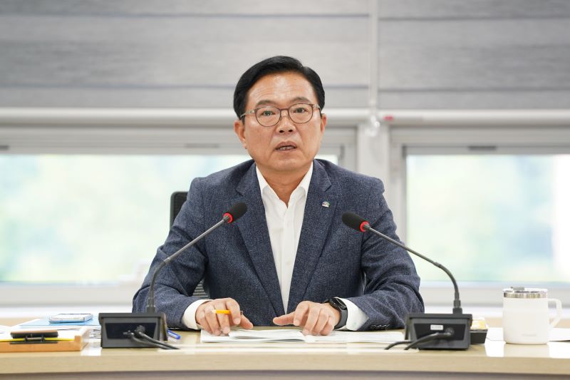 ▲ 김석필 천안시장 권한대행이 간부회의에서 공공·민간 공사현장에 대한 전수 점검을 실시해 안전대책 마련을 주문 하고 있다. ⓒ천안시