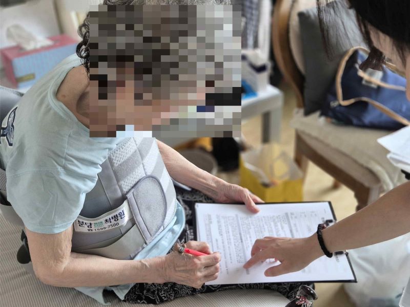 ▲ 천안시 공무원이 요양병원을 찾아 민생회복 소비쿠폰 ‘찾아가는 신청’ 서비스를 하고 있다.ⓒ천안시