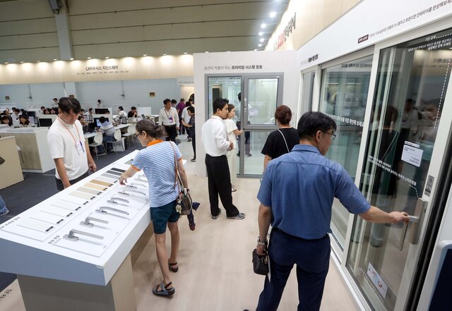 ▲ 서울 코엑스에서 진행된 건축박람회 '코리아빌드위크'에서 LX하우시스의 'LX Z:IN 창호 뷰프레임'이 소비자들로부터 높은 관심을 받았다. ⓒLX하우시스