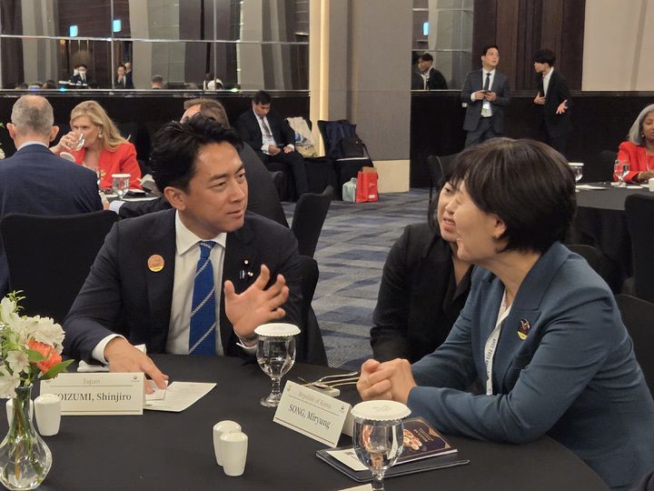 ▲ 송미령 농림축산식품부 장관이 지난 10일 인천 송도 컨벤시아에서 열린 '2025년 아시아태평양경제협력체(APEC) 식량안보 장관회의'에서 고이즈미 신지로 일본 농림수산성 대신과 대화하고 있는 모습. ⓒ농림축산식품부