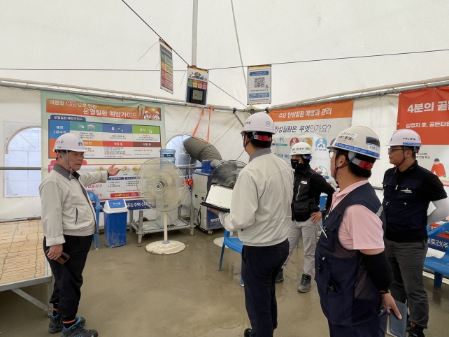 ▲ 백승권 중흥건설 대표이사(왼쪽)가 지난 7일 광주 '송암공원 중흥S-클래스' 건축현장에서 온열질환 예방대책 이행여부를 불시점검하고 있다. ⓒ중흥그룹