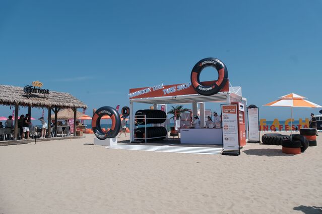 ▲ ‘한국(Hankook)’ 브랜드 시그니처 컬러로 꾸며진 팝업 스토어 전경. ⓒ한국앤컴퍼니그룹