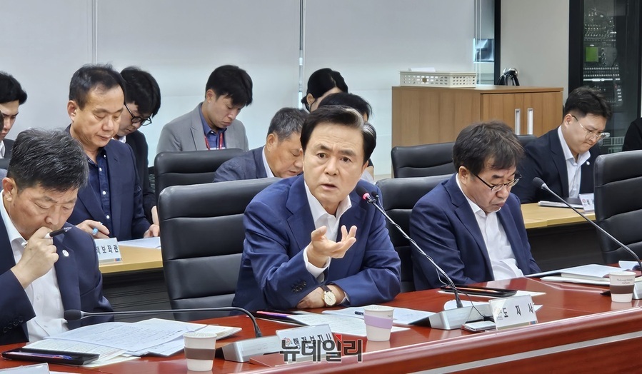 ▲ 김태흠 충남도지사가 11일 도청에서 실국원장회의를 주재하고 있다.ⓒ김정원 기자