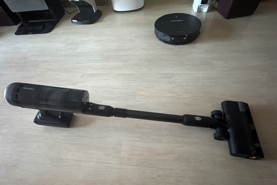 ▲ 스틱 청소기를 조립해 사용해봤다. ⓒ김재홍 기자