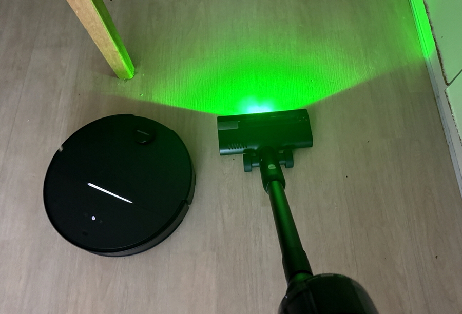 ▲ 소유 중인 로봇청소기와 합동 청소를 시도해봤다. ⓒ김재홍 기자