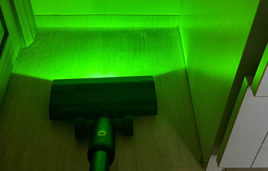 ▲ 녹색 조명으로 인해 더욱 세밀한 청소가 가능했다. ⓒ김재홍 기자