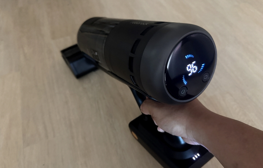 ▲ 전동식 미니 브러시를 장착한 모습. 마치 총의 형태가 연상된다. ⓒ김재홍 기자