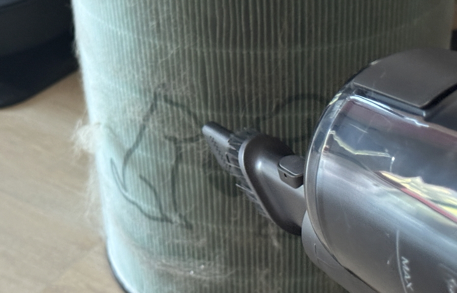 ▲ 세밀하게 공기청정기 내부 필터를 청소하는 모습. ⓒ김재홍 기자