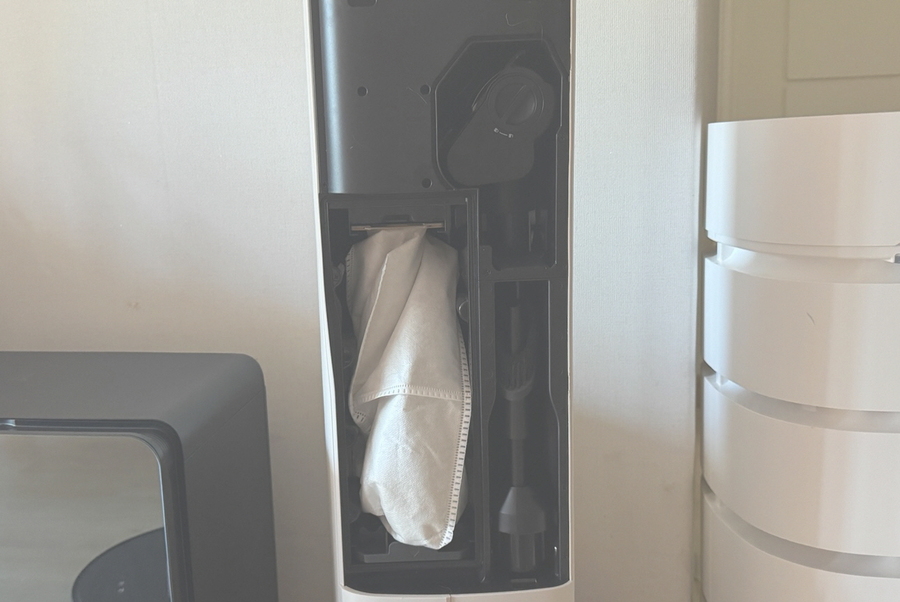 ▲ 집진백과 두 개의 브러시를 넣을 수 있는 전용공간 모습이 보인다. ⓒ김재홍 기자