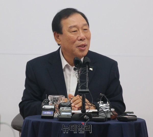 ▲ 최민호 세종시장이 11일 오전 시청 정음실에서 기자간담회를 하고 있다.ⓒ이길표 기자