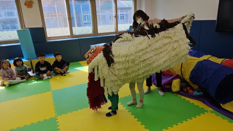 ▲ 경북교육청, 영유아들은 안동 ‘탈문화 전수회’와 연계해 직접 탈을 만들고 하회별신굿탈놀이를 배우며 체험한다.ⓒ경북교육청