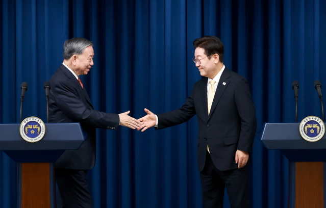 ▲ 이재명 대통령이 11일 서울 용산 대통령실 청사에서 열린 한·베트남 공동언론발표를 마치고 또 럼 베트남 당서기장과 악수하고 있다. ⓒ대통령실통신사진기자단