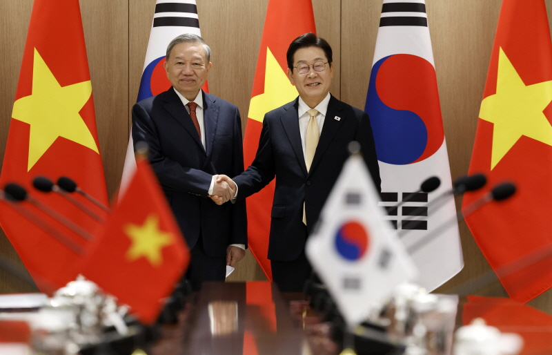 ▲ 이재명 대통령과 또 럼 베트남 당서기장이 11일 서울 용산 대통령실에서 열린 한·베트남 확대정상회담에서 기념촬영을 하고 있다. ⓒ뉴시스