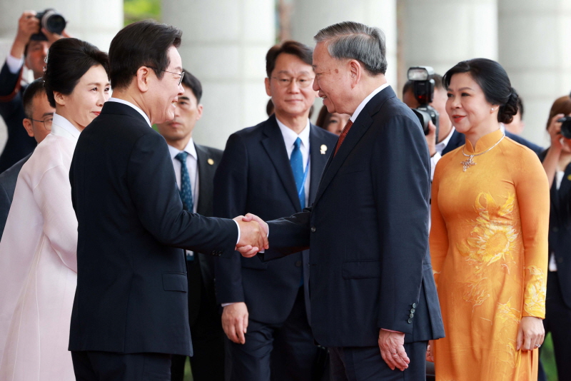 ▲ 이재명 대통령이 11일 서울 용산 대통령실 청사에서 국빈 방한한 또 럼 베트남 공산당 중앙집행위원회 서기장과 악수하고 있다.ⓒ뉴시스