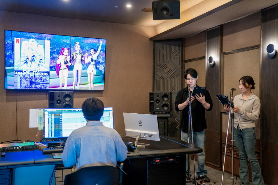 ▲ 성우들이 케이팝 데몬 헌터스 장면 일부를 시연하고 있다 ⓒ넷플릭스