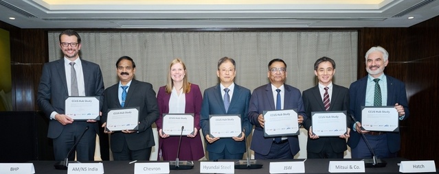 ▲ 현대제철을 비롯한 참여사들이 공동 연구 협약을 체결한 후 기념촬영을 하고 있다. (왼쪽부터 BHP 그룹 영업·마케팅 담당 미카엘 호버스(Michiel Hovers), AM/NS 인디아 지속가능경영 총괄 아르빈드 보단커르(Arvind Bodhankar), 쉐브론 사업개발 담당 앨리스 플레셔(Alice Flesher) 부사장, 현대제철 공정연구센터장 김용희 상무, JSW스틸 지속가능경영 담당 프라보다 아차르야(Prabodha Archarya), 미쓰이상사 탄소중립사업 총괄 켄 야스하라(Ken Yasuhara), Hatch 기후변화 부문 총괄 얀 곽(Jan Kwak)) ⓒ현대제철