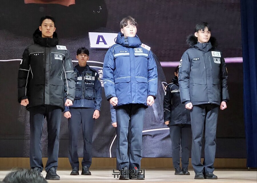 ▲ 11일 서울 서대문구 경찰청 참수리홀에서 열린 시민과 함께하는 경찰복제개선 현장 시제품 시민 품평회에서 새 경찰복 시제품이 소개되고 있다. 2025.08.11. ⓒ김상진 기자