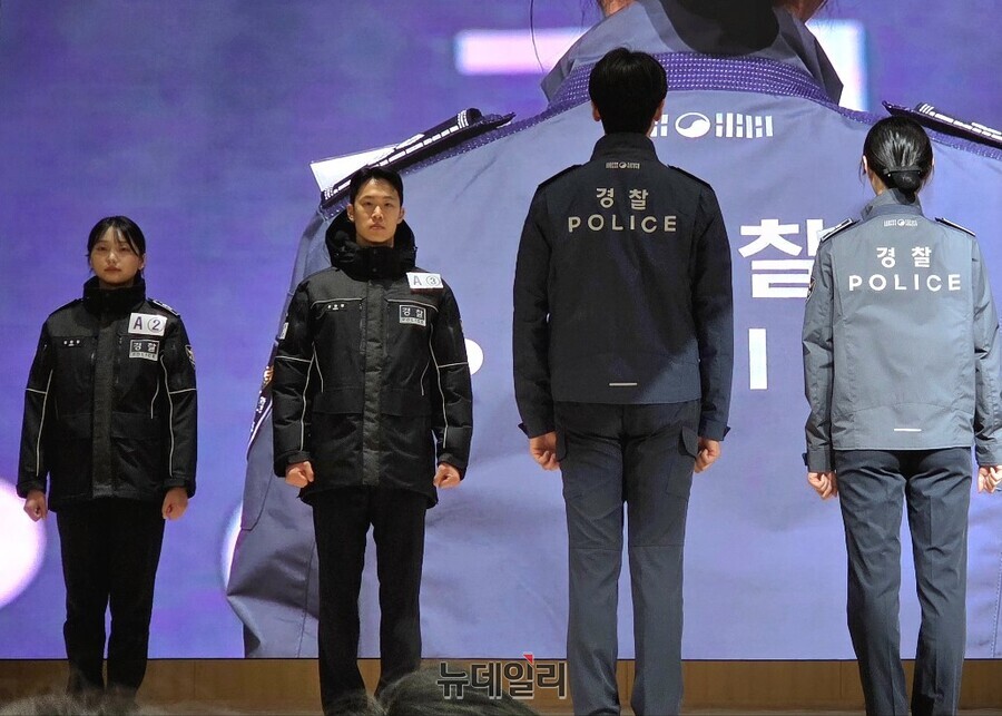 ▲ 11일 서울 서대문구 경찰청 참수리홀에서 열린 시민과 함께하는 경찰복제개선 현장 시제품 시민 품평회에서 새 경찰복 시제품이 소개되고 있다. 2025.08.11. ⓒ김상진 기자