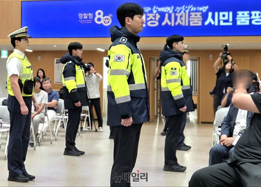 ▲ 11일 서울 서대문구 경찰청 참수리홀에서 열린 시민과 함께하는 경찰복제개선 현장 시제품 시민 품평회에서 새 경찰복 시제품이 소개되고 있다. 2025.08.11. ⓒ김상진 기자