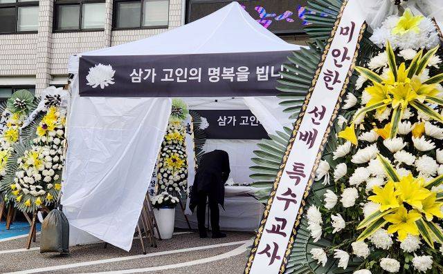 ▲ 지난해 10월 숨진 인천 특수교사를 추모하는 인천시교육청 앞 분향소에서 한 시민이 조의를 표하고 있다. ⓒ연합뉴스 제공