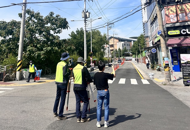 ▲ 안양시 만안구 관계자들이 안양공업고등학교 인근에서 지적재조사 측량을 진행하고 있다. ⓒ안양시 제공
