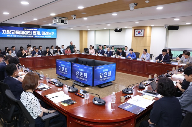 ▲ 강은희 전국시도교육감협의회장이 11일 국회에서 개최한 '지방교육재정의 현재, 미래는?'이라는 주제의 토론회에서 인사말을 하고 있다. ⓒ전국시도교육감협의회 제공