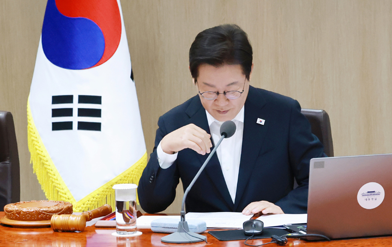 ▲ 이재명 대통령이 11일 서울 용산 대통령실 청사에서 열린 임시 국무회의에서 심의 의안을 살펴보고 있다. ⓒ대통령실통신사진기자단