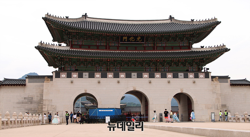 ▲ 70대 남성이 경복궁 광화문 석축에 낙서하다 현장에서 붙잡혀 경찰에 인계된 11일 오후 현장에 가림막이 설치돼 있다. 2025.08.11. ⓒ서성진 기자
