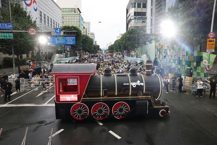 ▲ 대전 0시 축제장에 등장한 기관차.ⓒ대전시