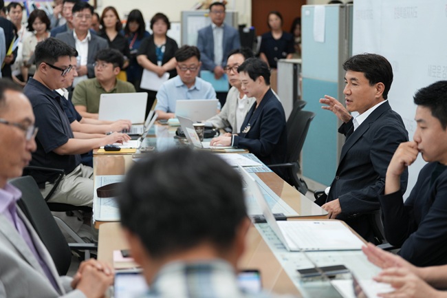 ▲ 김진태 도지사는 이날 도청에서 열린 기자간담회에서 